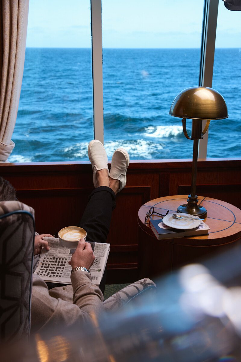 Queen Mary 2 arriving in Southampton — the eastbound arrival moment.